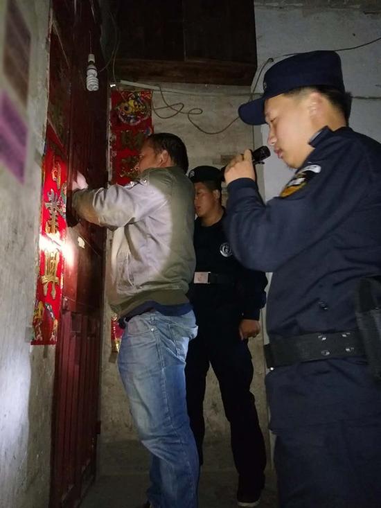 冗渡镇粗心妈妈误将幼女锁家中 民警全城寻开锁师傅开门