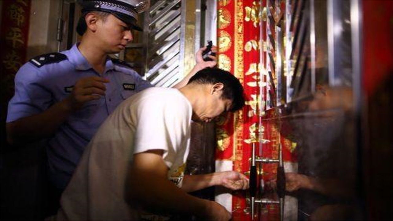 冗渡镇请开锁师傅开了锁后，师傅为什么一般都不进门，就算主人请也不进去？