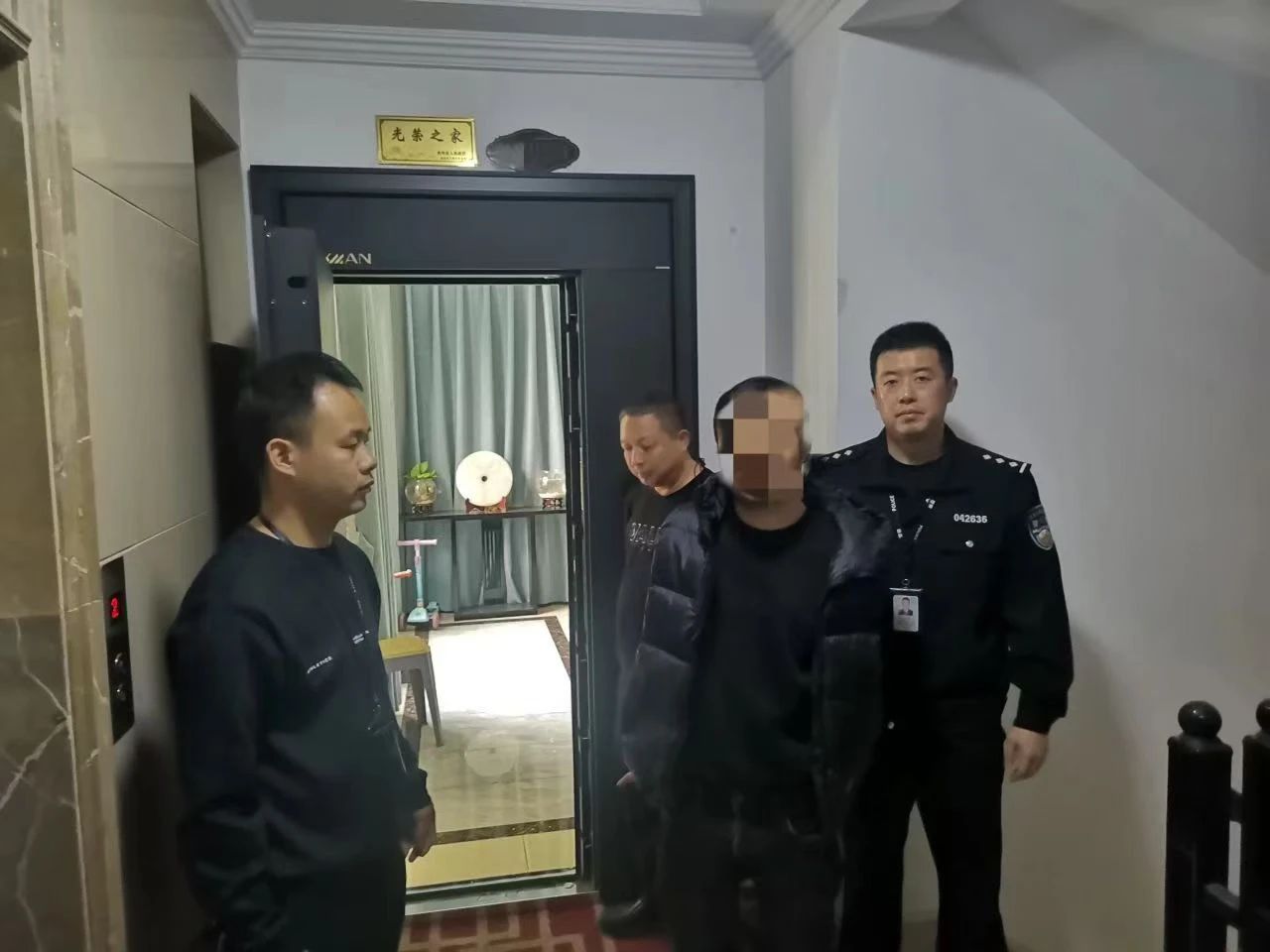 冗渡镇全副伪装仍被识别！双龙公安成功抓获一名撬锁盗窃嫌疑人